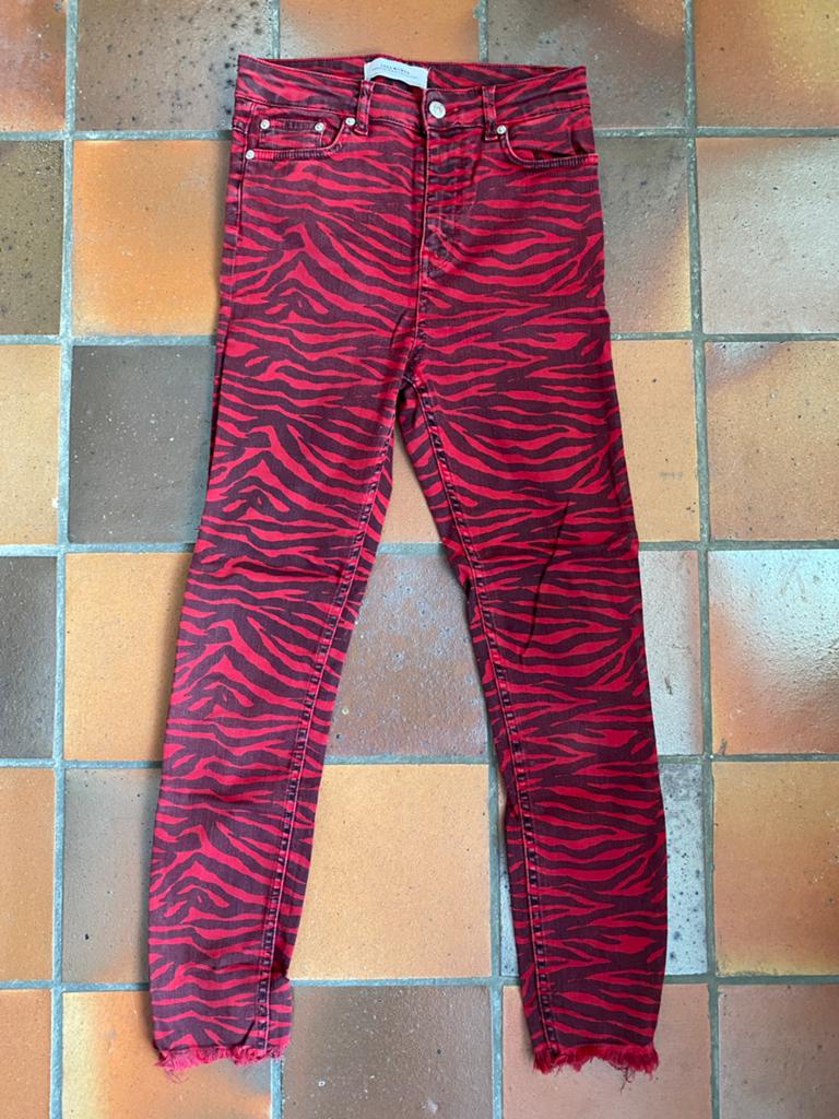 Zara Damesbroek Rood met Zebraprint - Maat 36, Ophalen of Verzenden, Gedragen, Overige kleuren, W28 - W29 (confectie 36)