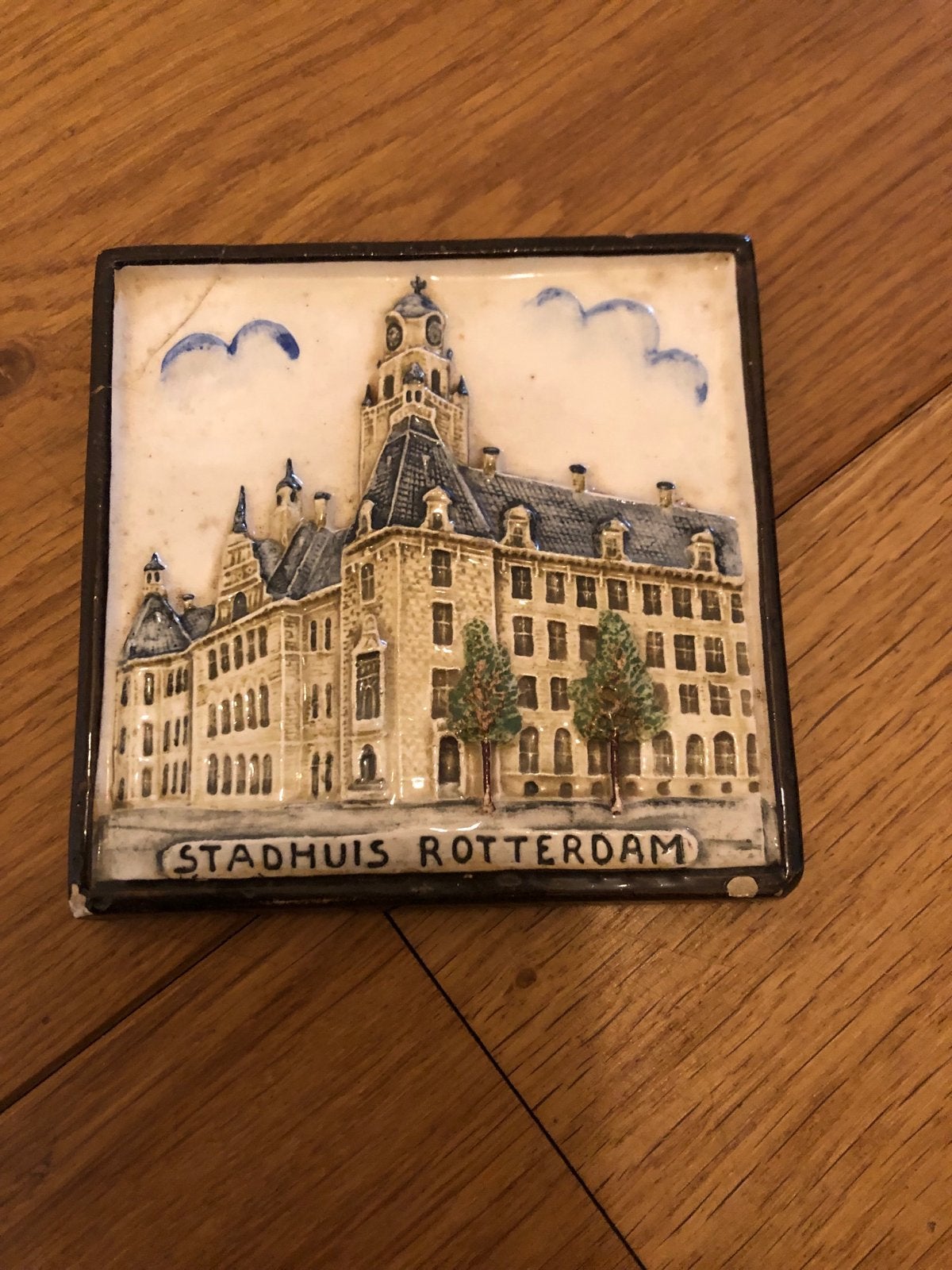Vintage tegel Stadhuis Rotterdam - Souvenir, Antiek en Kunst, Antiek | Wandborden en Tegels, Ophalen of Verzenden