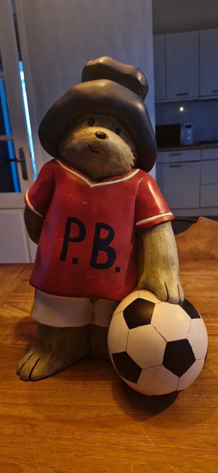 Gesigneerd houten beeld Paddington Bear met voetbal, 46 cm, Ophalen of Verzenden, Gebruikt, Dier