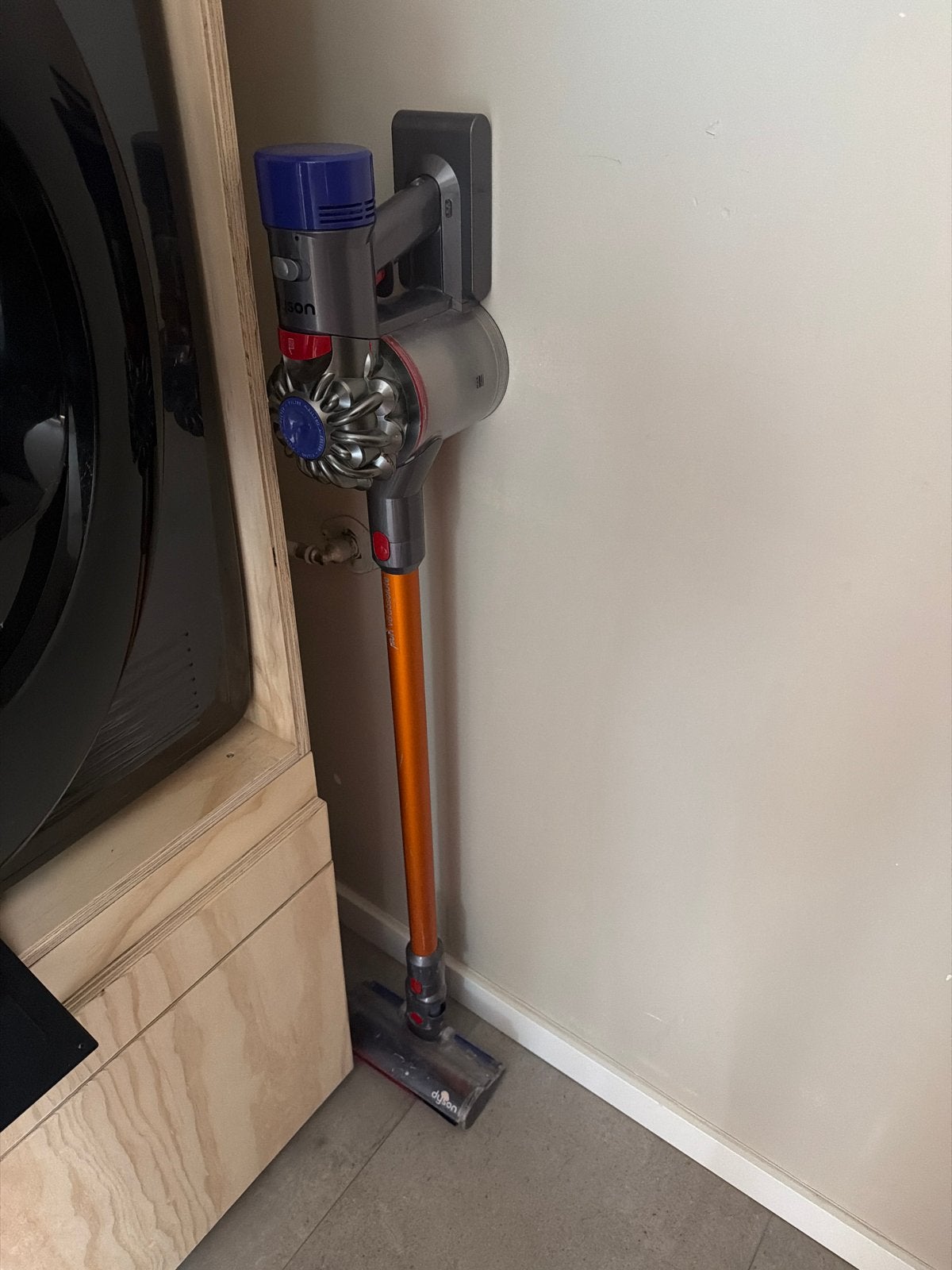 Dyson V8 - defect voor onderdelen of handige Harry, Witgoed en Apparatuur, Draadloos, Ophalen of Verzenden, Dyson, Niet werkend