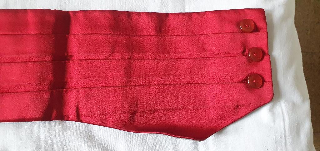 3 rode Cumberbands zijde 82-85cm omtrek + 2 vlinderstrikjes, Ophalen of Verzenden, Gedragen, Maat 52/54 (L), Rood