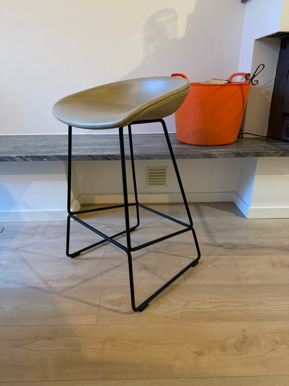 2 x Hay AAS 39, Huis en Inrichting, Barkrukken, Ophalen, 60 tot 90 cm, Leer, Zo goed als nieuw
