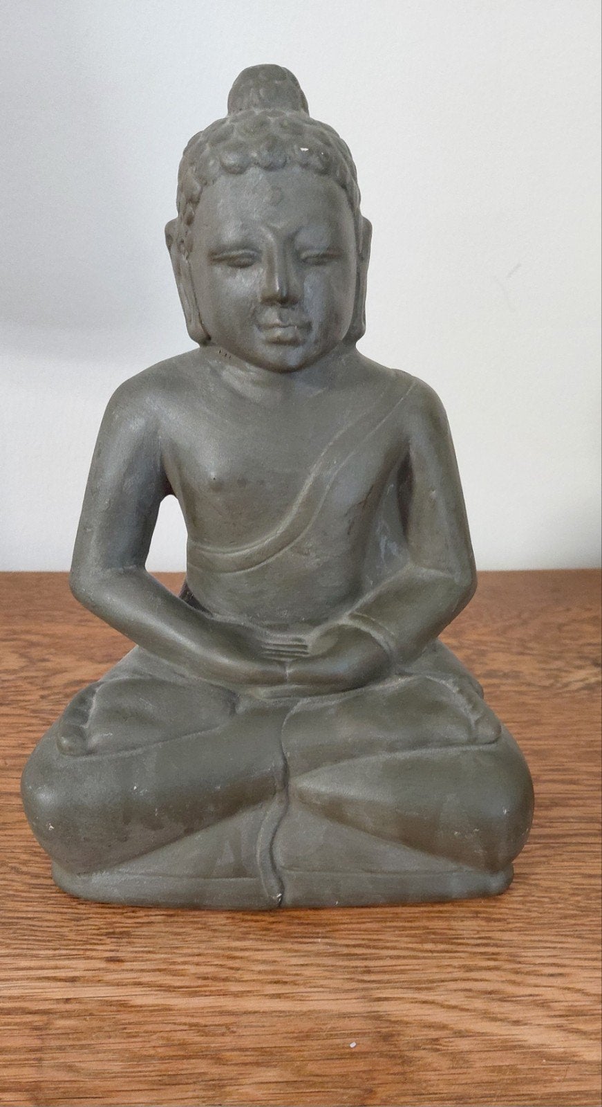 Boeddha beeld groen/ grijs, zittend, meditatie 22cm hoog, Ophalen of Verzenden, Gebruikt, Steen/keramiek, Grijs