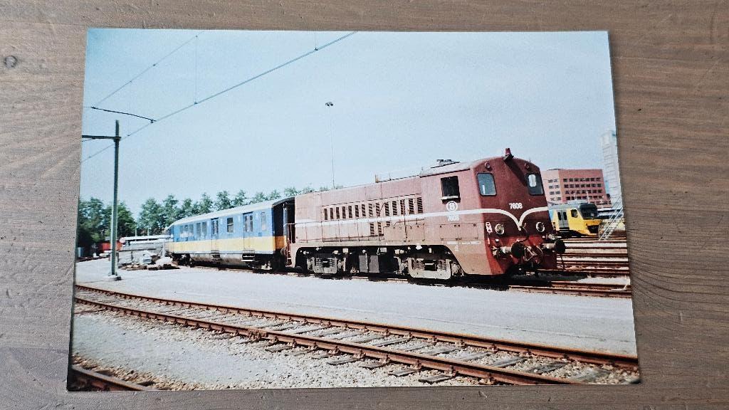 Foto TREIN Nederlandse Spoorwegen Diesel Loc 2275 NMBS 7608, Verzenden, Gebruikt, Trein, Overige typen