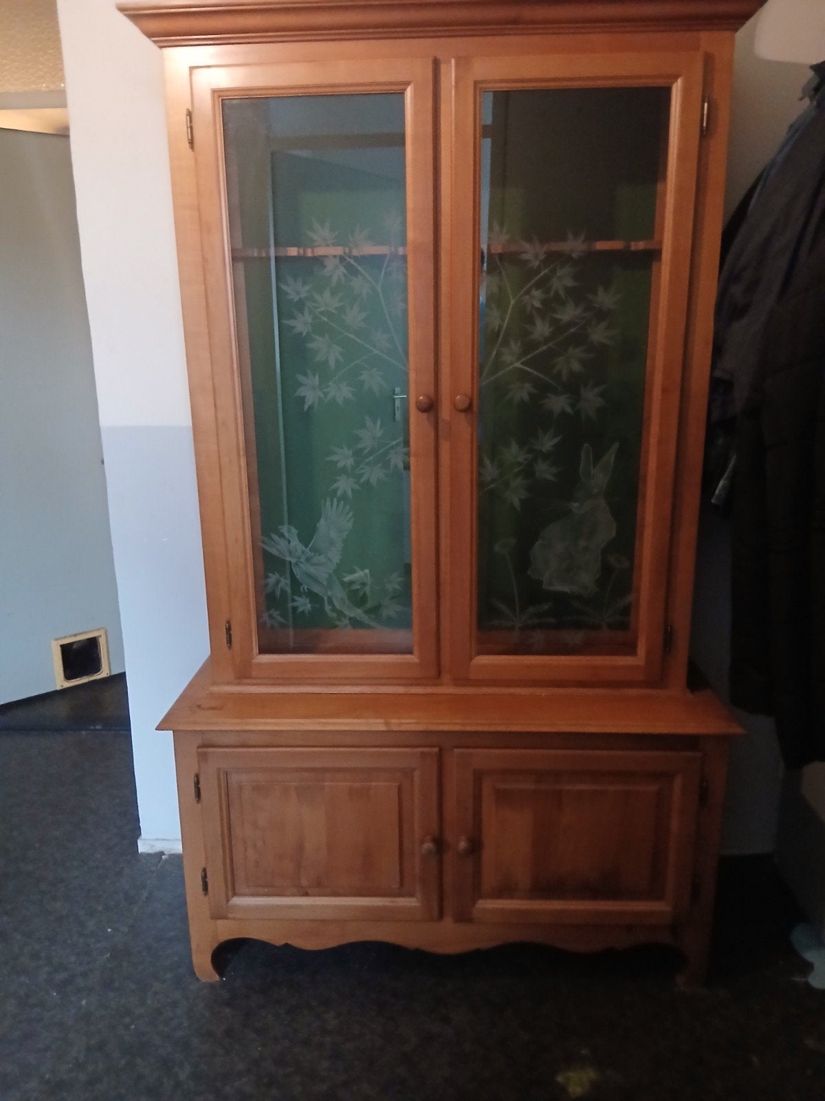 Antieke houten vitrinekast met gravures, Ophalen