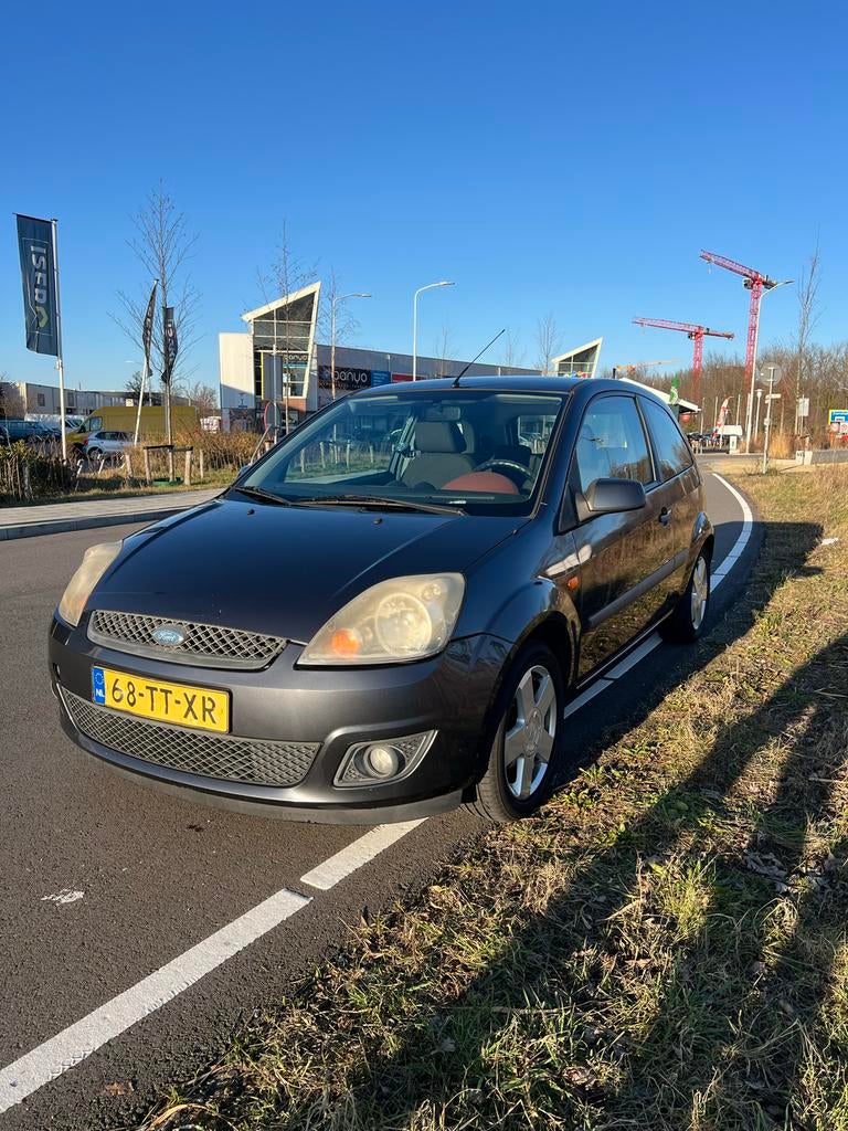 Ford Fiësta 1.3 8V 3DR 2007 Grijs, Auto's, 1299 cc, 40 €/maand, 4 cilinders, Origineel Nederlands