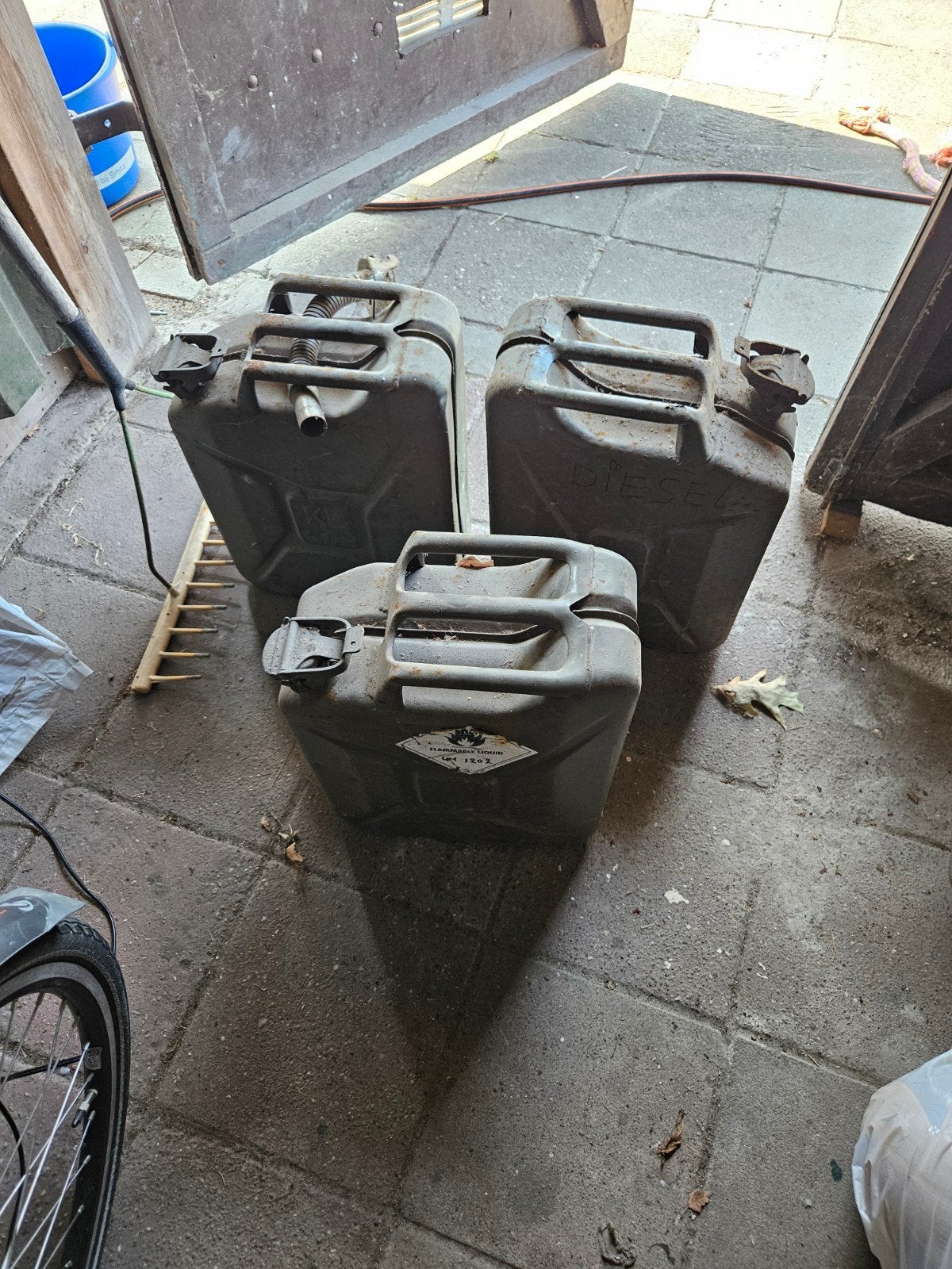 3 metalen jerrycans vanuit het leger, Verzamelen, Militaria | Algemeen, Ophalen, Landmacht, Nederland