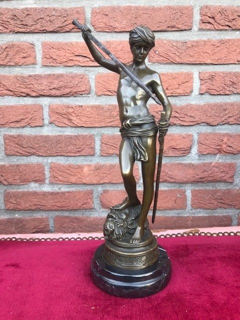 bronzen beeld, DAVID VERSLAAT GOLIATH, Brons, Beeld, Man, Gemerkt