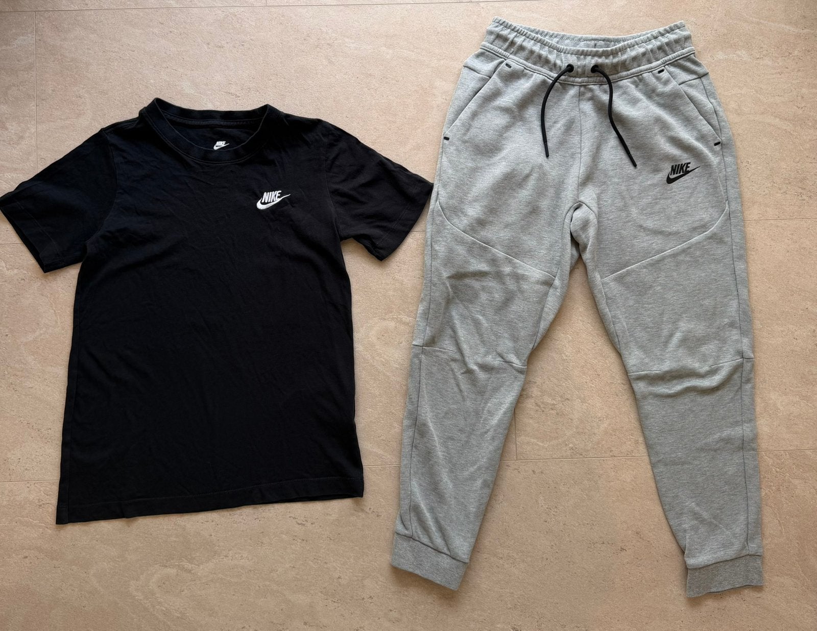 Nike tech broek shirt 134/140, Ophalen of Verzenden, Zo goed als nieuw