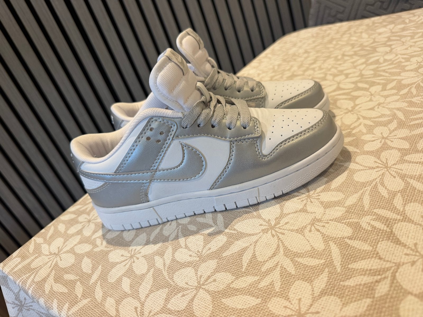 Nieuwe Nike Dunk Low Metallic Silver/White - Maat 38, Kleding | Dames, Ophalen of Verzenden, Nieuw, Wit, Sneakers of Gympen