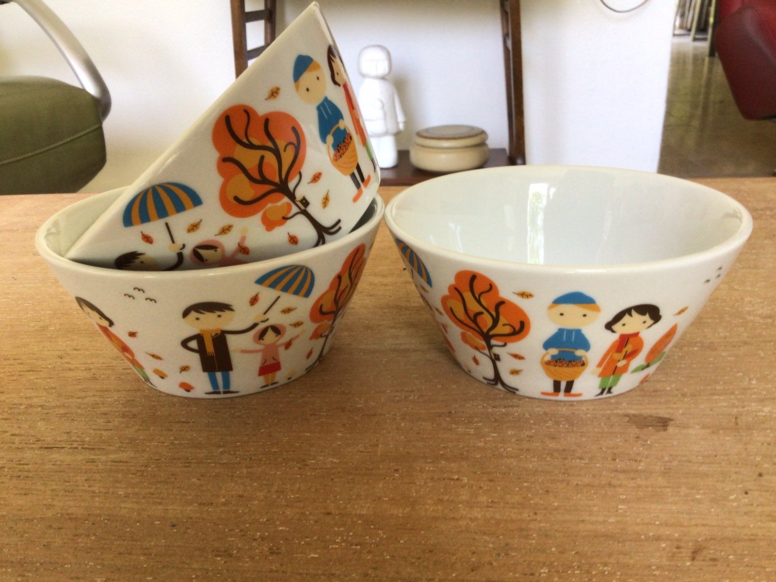 3 Schaaltjes voor soep, yoghurt of toetje. Afgebeeld gezin, Ophalen of Verzenden, Zo goed als nieuw, Overige stijlen, Schaal of Schalen
