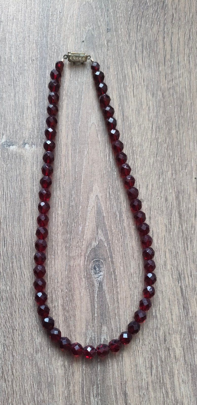 Vintage jaren '50 rode gefaceteerde granaat kralen ketting, Ophalen of Verzenden, Gebruikt, Rood, Steen of Mineraal