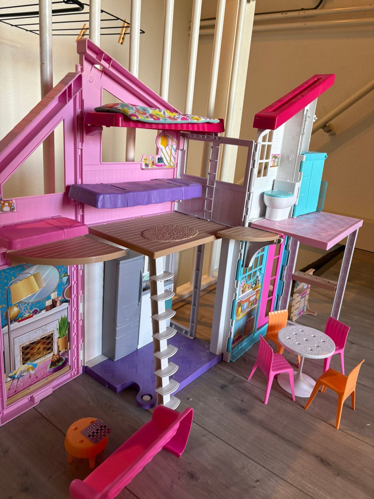 Barbie inklapbaar barbiehuis, 16 barbies, bad, keuken, bord, Ophalen, Zo goed als nieuw, Barbie