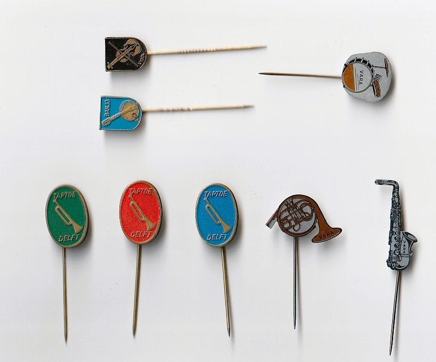 8 verschillende speldjes met muziekinstrumenten, Verzamelen, Speldjes, Pins en Buttons, Ophalen of Verzenden, Gebruikt, Overige onderwerpen