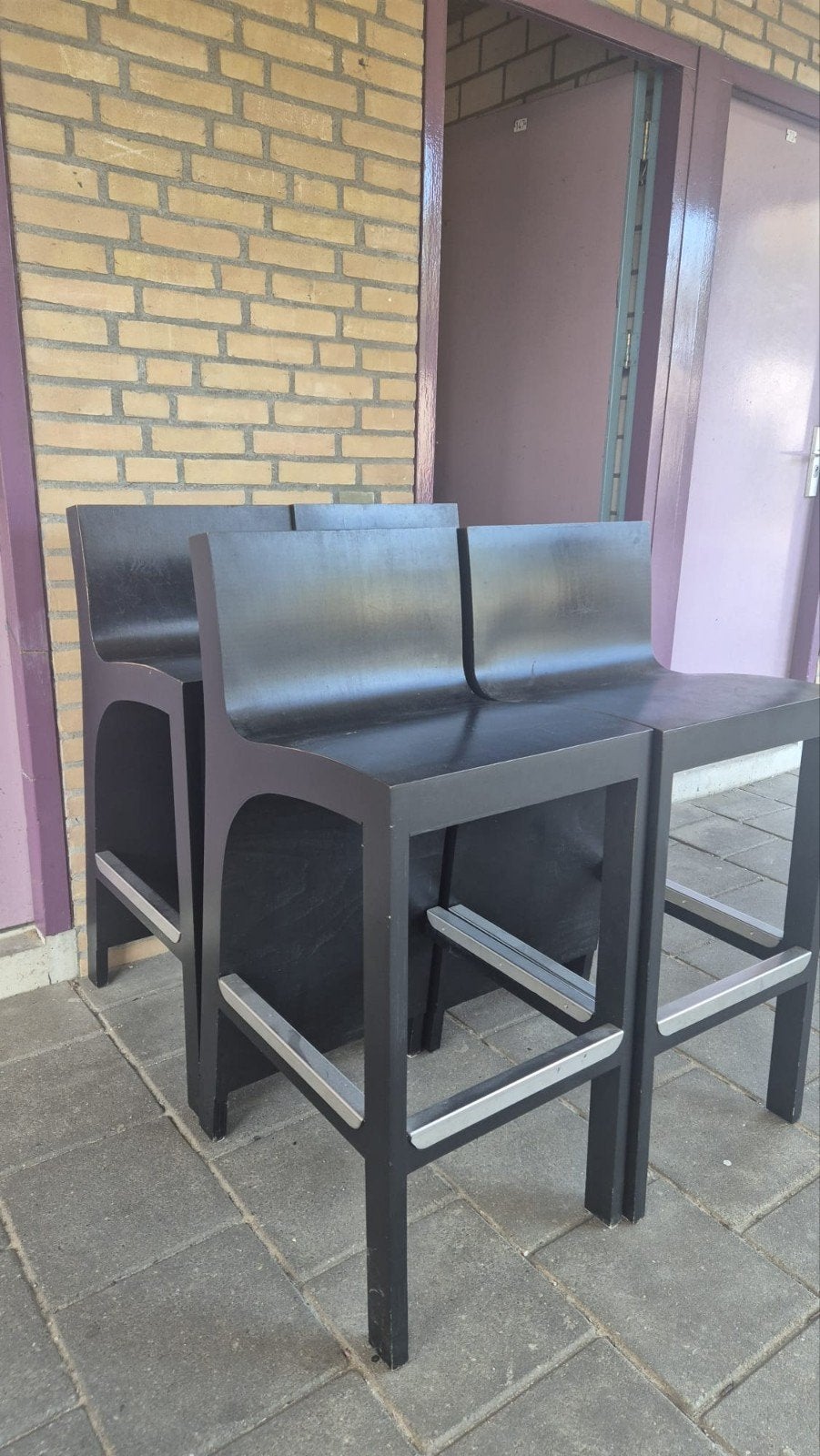 Foto 6 van Set van 4 massief houten barstoelen - Zwart