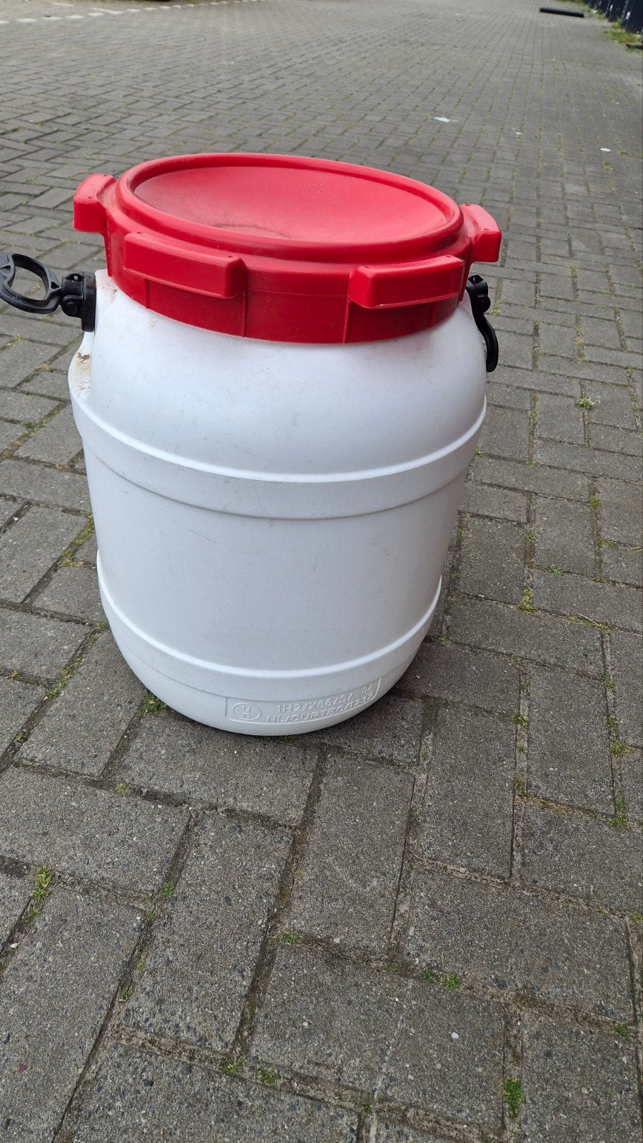 CurTec wijdmondvat, ook bekend als voerton 60l, Ophalen