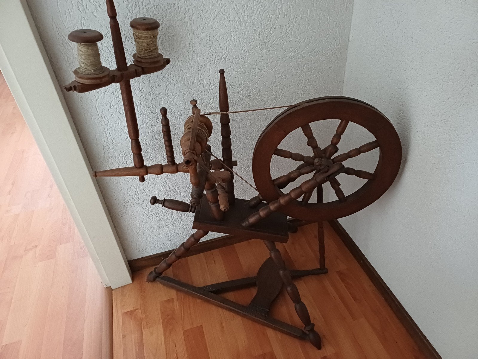 Antiek houten spinnewiel - Decoratief en functioneel, Hobby en Vrije tijd, Spinnewielen en Spinnen, Ophalen