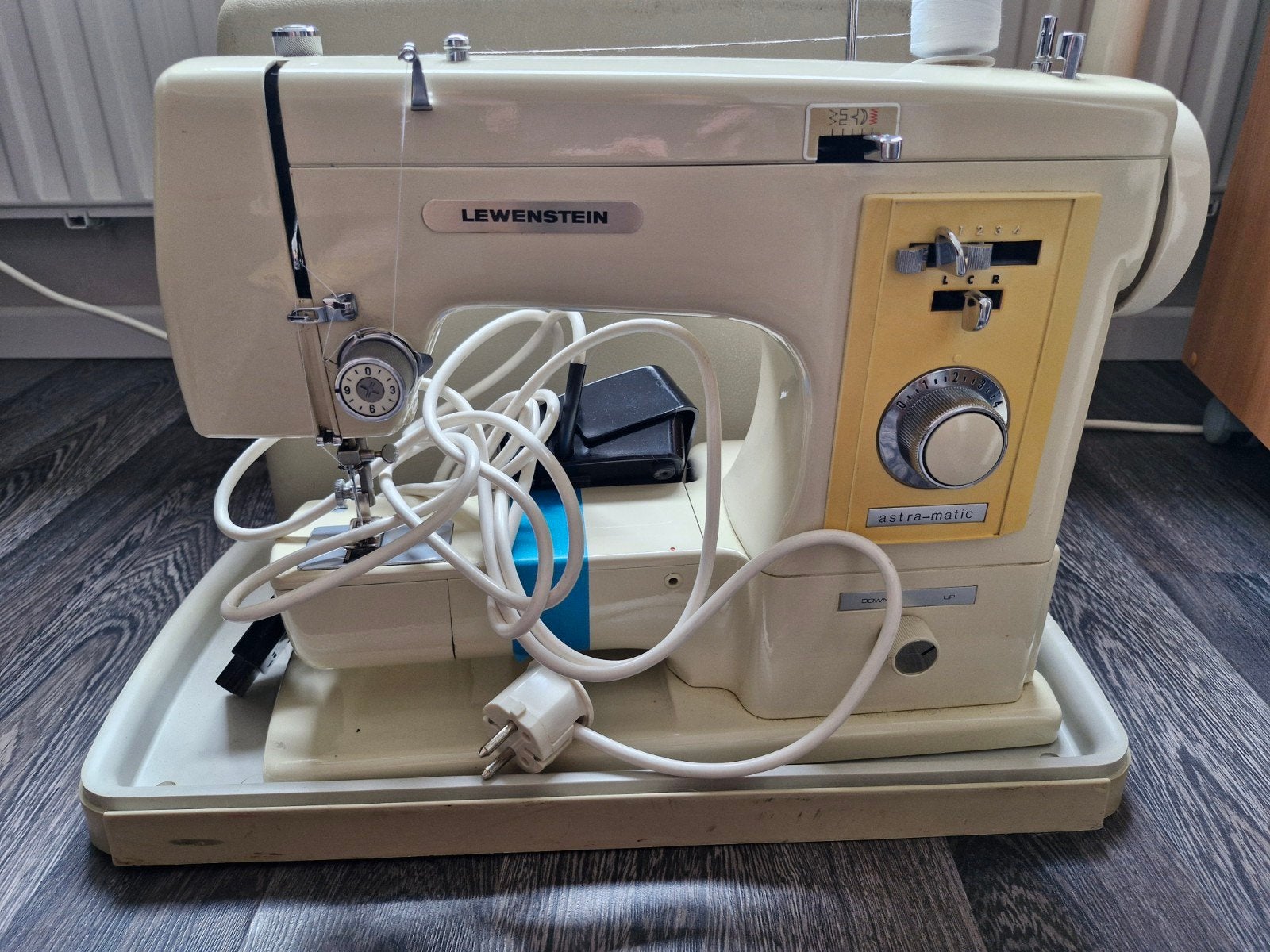 Astra-matic Naaimachine met koffer (Vintage), Ophalen
