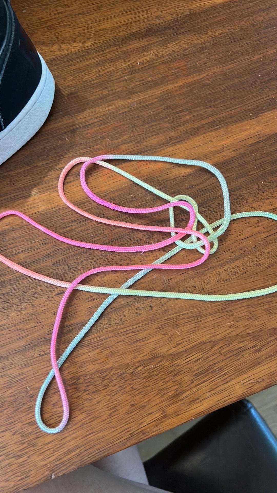 Regenboogkoord/ touwfiguur/ handfiguur touw, Ophalen of Verzenden, Zo goed als nieuw