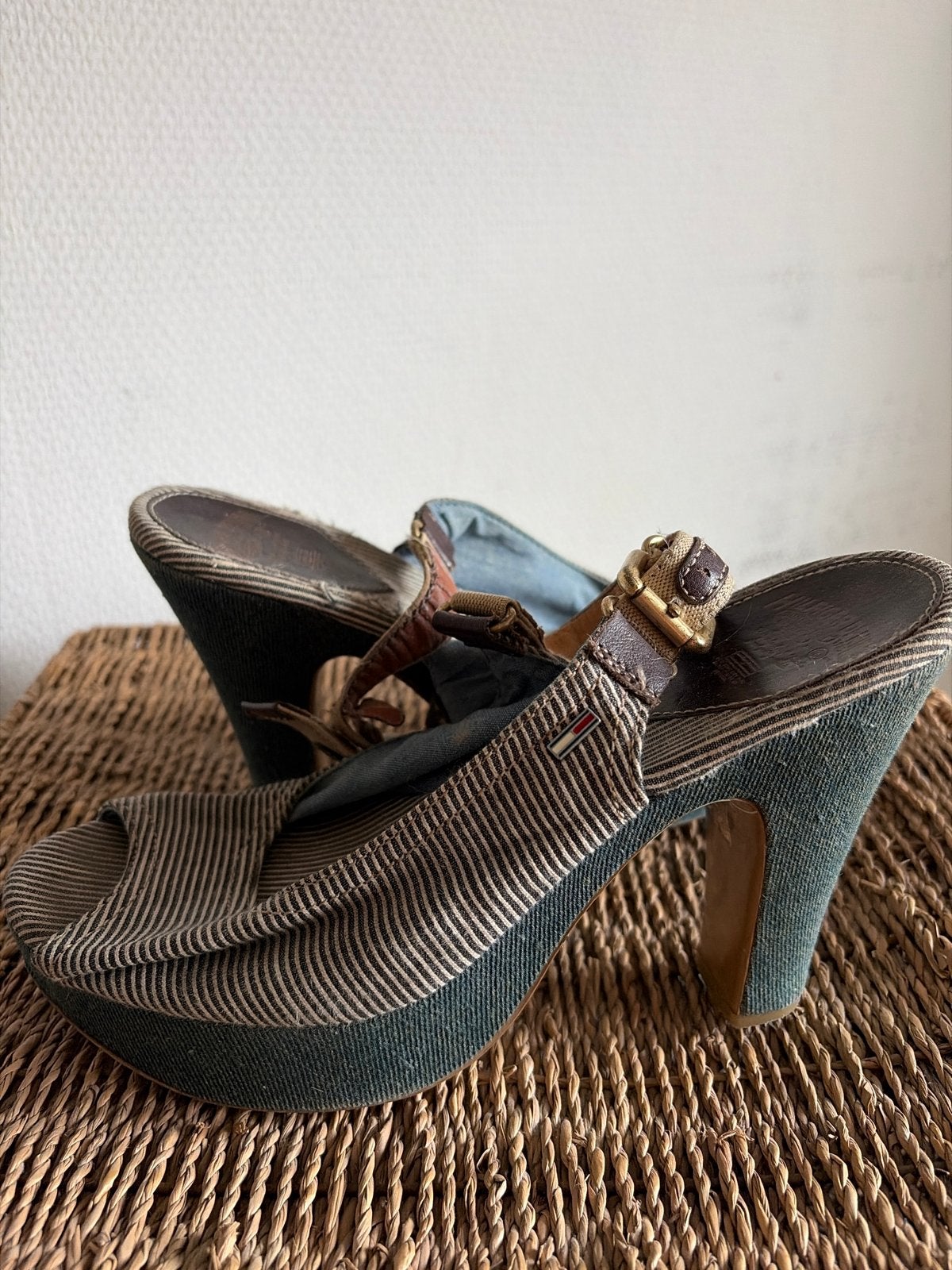 Tommy Hilfiger Sandalen met hak - Maat 38, Kleding | Dames, Ophalen of Verzenden, Gedragen, Blauw, Sandalen of Muiltjes