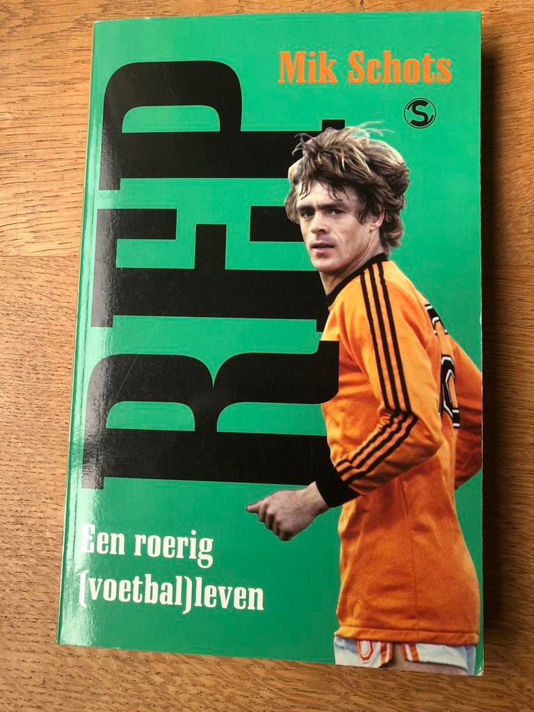 Gesigneerd boek REP Een roerig (voetbal)leven, Boeken, Ophalen of Verzenden, Gelezen, Balsport
