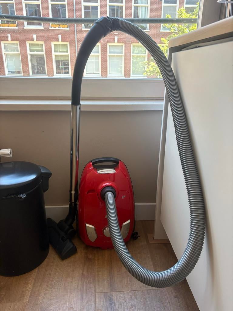 Rode stofzuiger met accessoires, Ophalen, Gebruikt, Stofzak, Minder dan 1200 watt