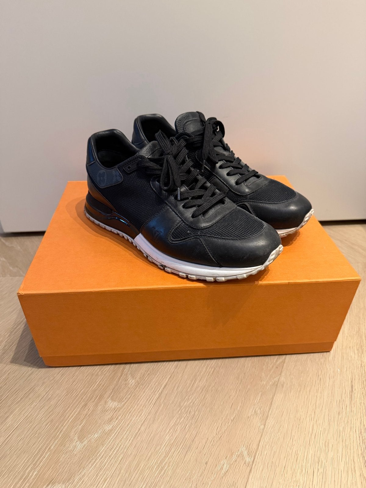 Louis Vuitton Sneakers Maat 40 (valt als 41) met doos, Ophalen of Verzenden, Gedragen, Zwart, Sneakers of Gympen