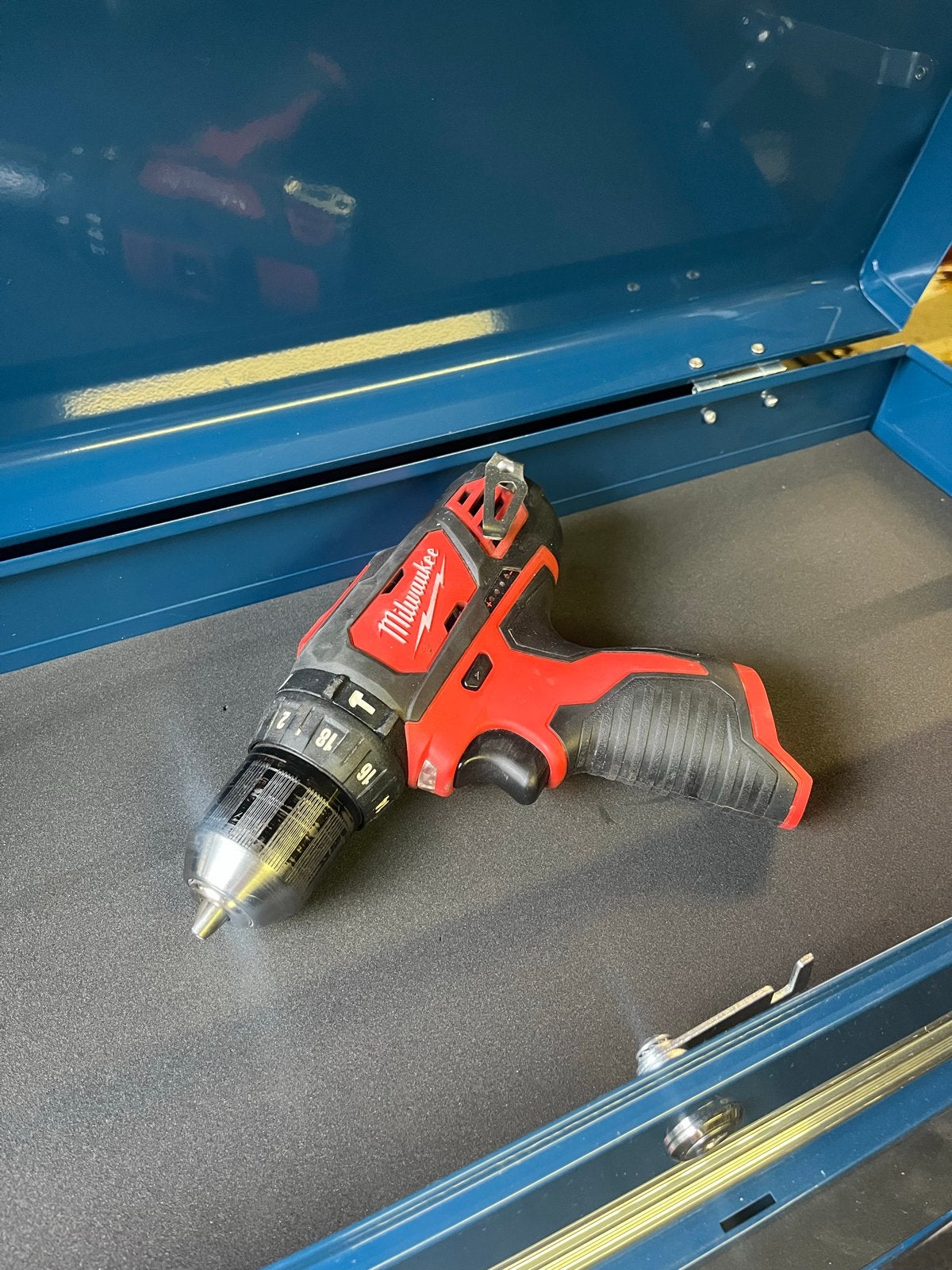 Milwaukee M12 Boor-/Schroefmachine met accu & lader, Ophalen of Verzenden, Gebruikt, Minder dan 400 watt, Boor- en Schroefmachine