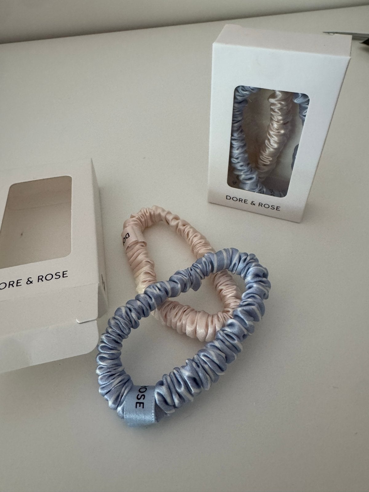 4 Dore & Rose Zijden Scrunchies - Nieuw in verpakking, Sieraden, Tassen en Uiterlijk, Uiterlijk | Haarverzorging, Ophalen of Verzenden