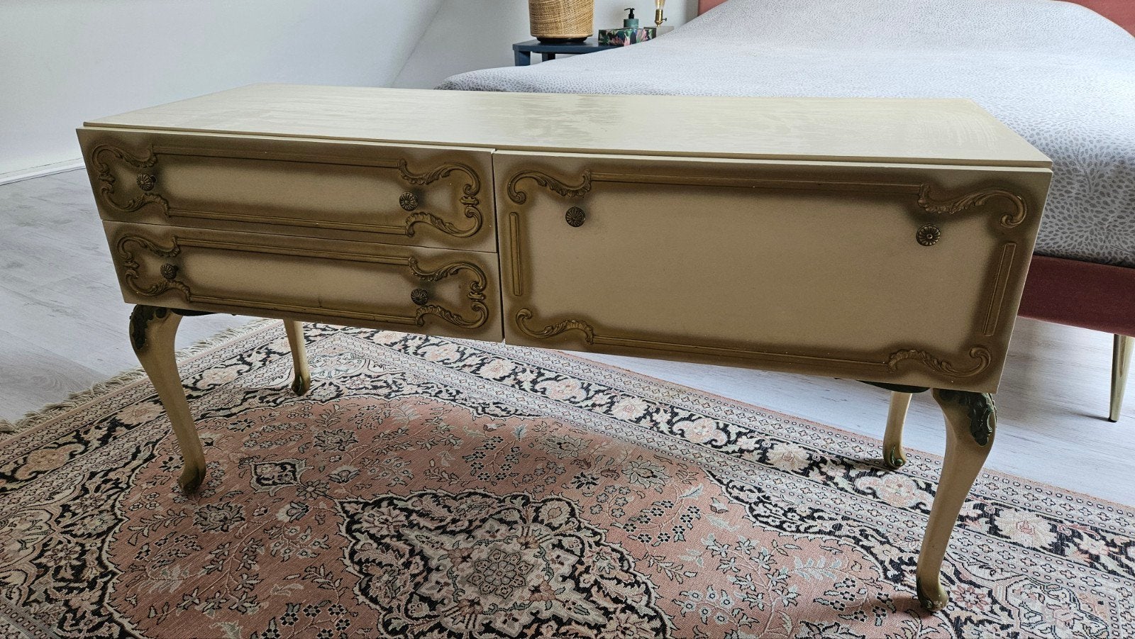 Vintage dressoir met sierlijke details, Ophalen, Gebruikt, 100 tot 150 cm, 25 tot 50 cm