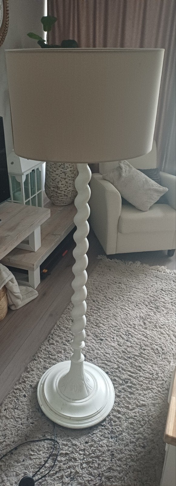 Staande lamp met bewerkte witte poot en beige kap, Ophalen, Gebruikt, 150 tot 200 cm