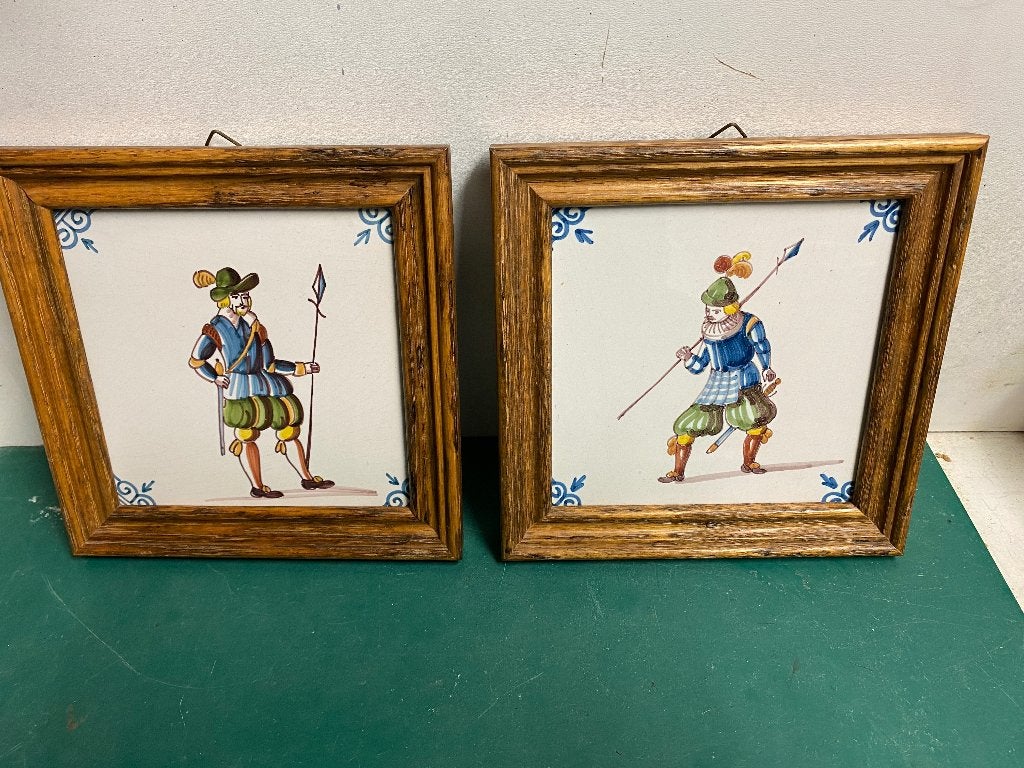 Set van 2 BZ-Makkum tegels met Hollandse Stijl-figuren, Antiek en Kunst, Ophalen of Verzenden