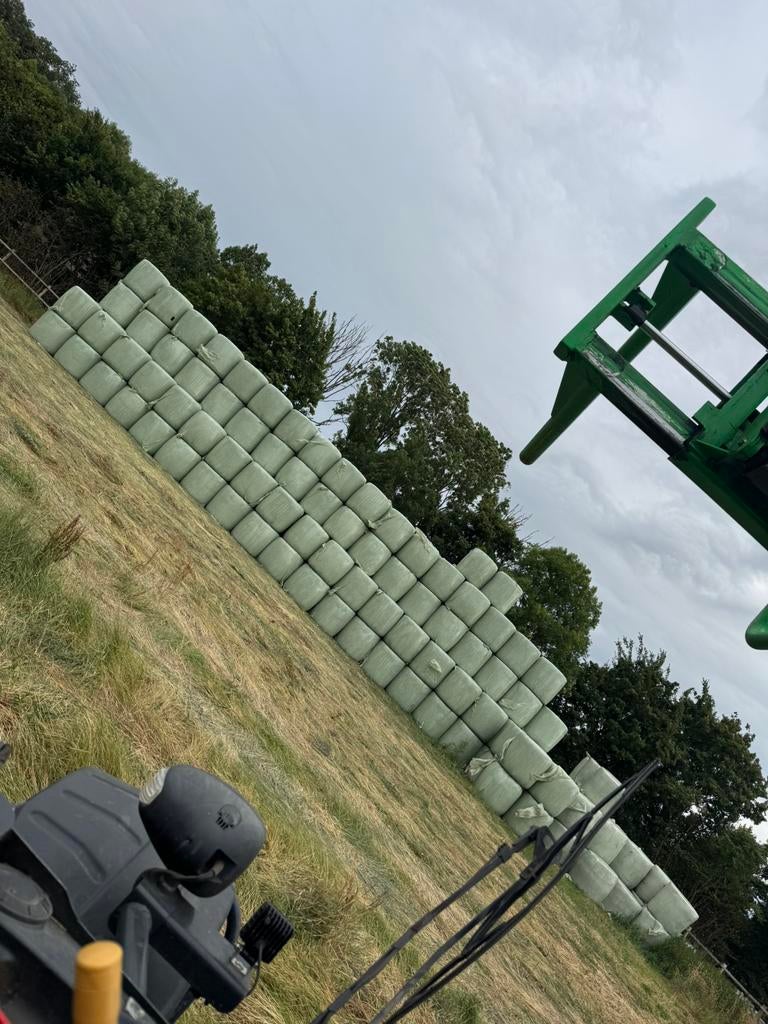 Ronde balen voordroog weidehooi in folie paardenhooi kuil, Ophalen, Vee