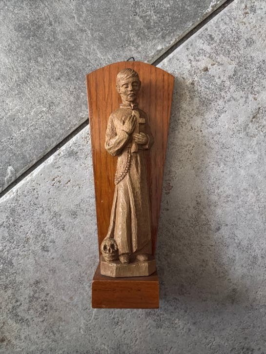Houten beeld van een monnik op sokkel, Antiek en Kunst, Kunst | Beelden en Houtsnijwerken, Minder dan 20 cm, Ophalen of Verzenden