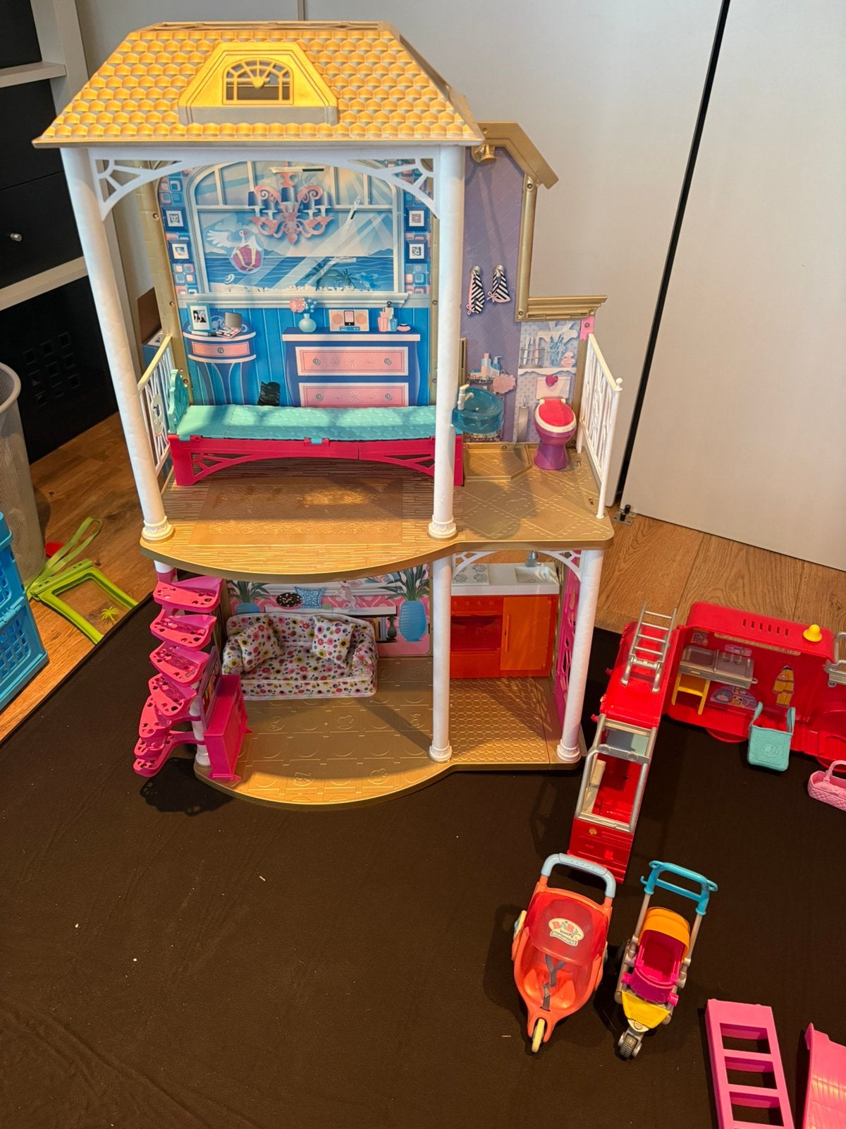 Barbiehuis met veel barbies en accessoires, Ophalen, Gebruikt