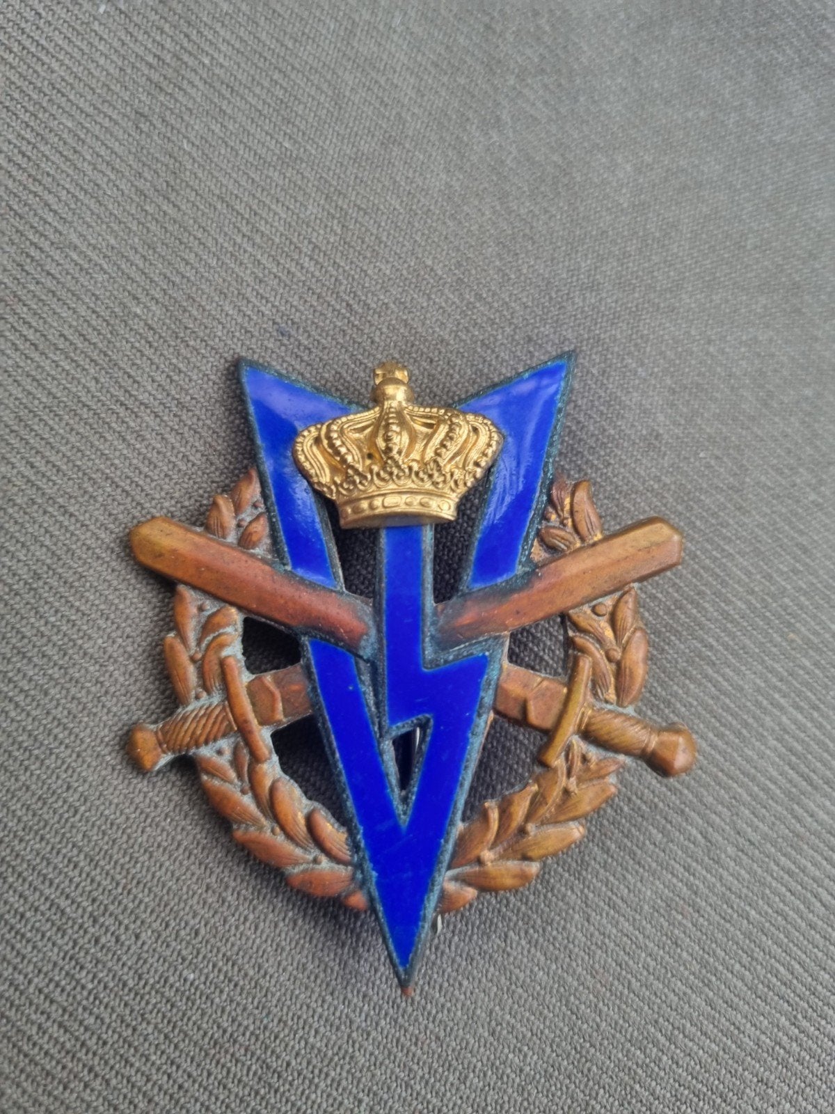 Speld MLV blauw met kroontje, Verzamelen, Militaria | Algemeen, Ophalen of Verzenden, Landmacht, Nederland, Embleem of Badge