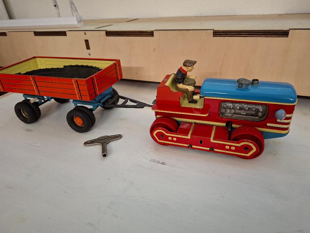 Gama tractor met kiepwagen, Ophalen