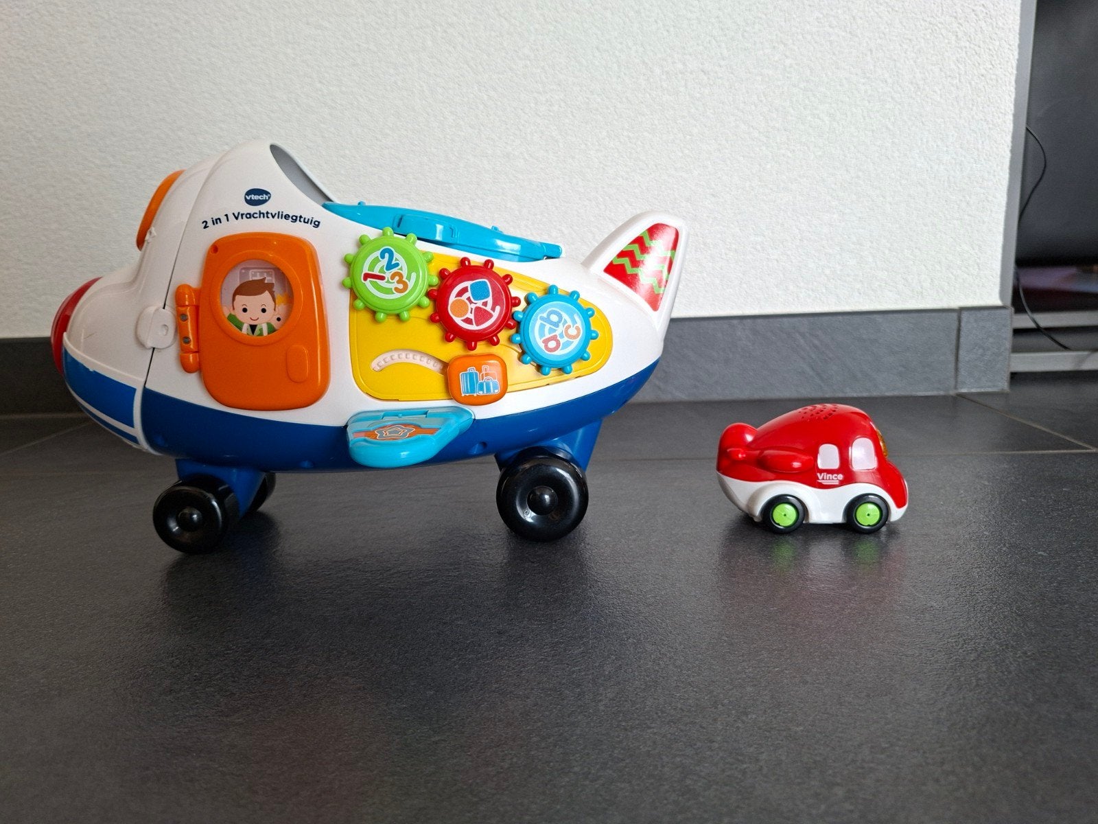 VTech 2-in-1 Vrachtvliegtuig met Vince vliegtuig, Ophalen of Verzenden, Zo goed als nieuw, 6 maanden tot 2 jaar