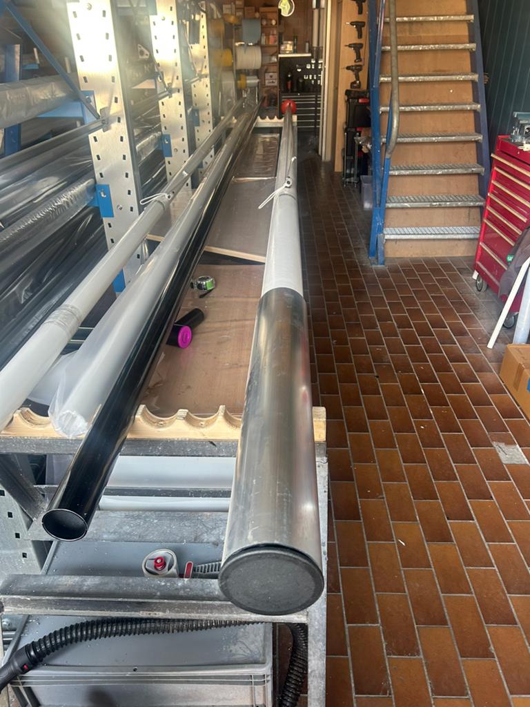 Zgan 6 meter polyester vlaggenmast met grondbuis, Ophalen, Zo goed als nieuw