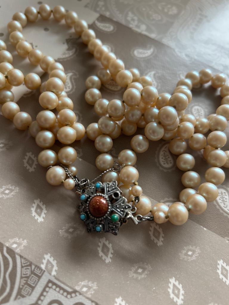 Vintage parelketting met decoratieve sluiting, Sieraden, Tassen en Uiterlijk, Kettingen, Overige materialen, Beige, Ophalen of Verzenden