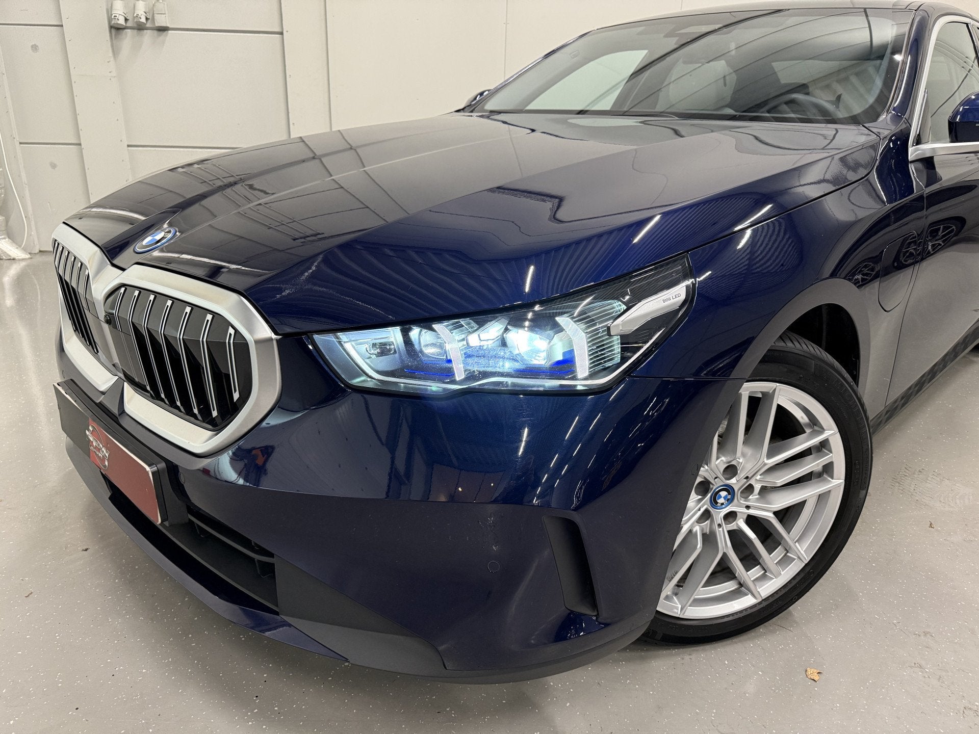 BMW 5 Serie 530e Edition PANO/HEAD-UP/ACC/H&K/LEER-SPORT/CUR, Automaat, Achterwielaandrijving, Gebruikt, Beige