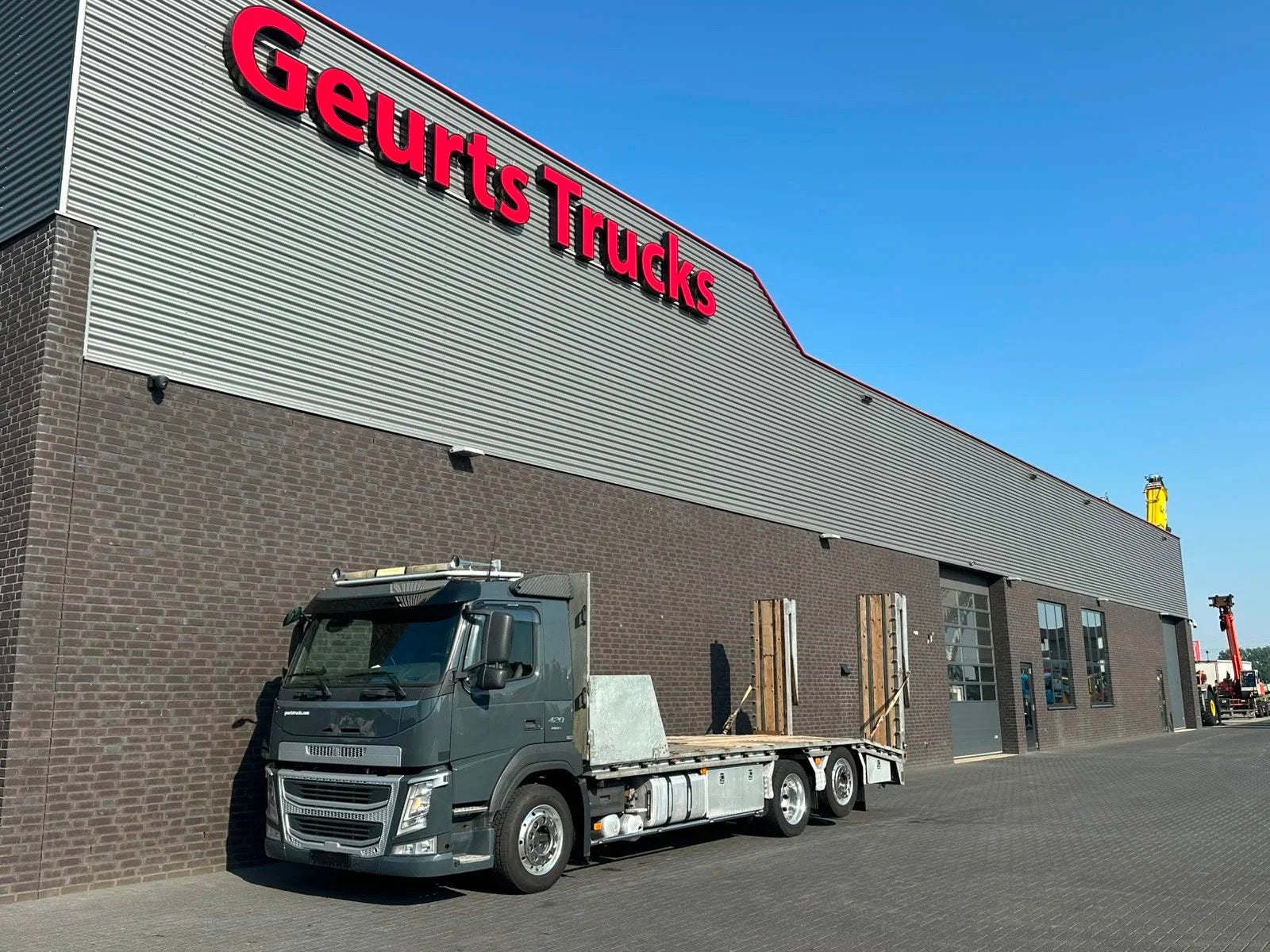 Volvo FM 420 6X2 OPRIJWAGEN/MACHINE TRANSPORTER/PLATEAU/, Automaat, Euro 6, Zwart, Bedrijf