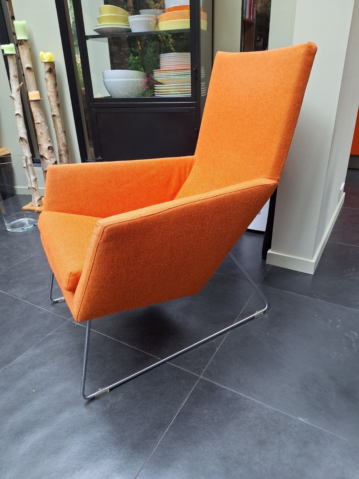 Design fauteuil DON - Oranje stof met metalen onderstel, Ophalen, Modern design, Gebruikt, 75 tot 100 cm