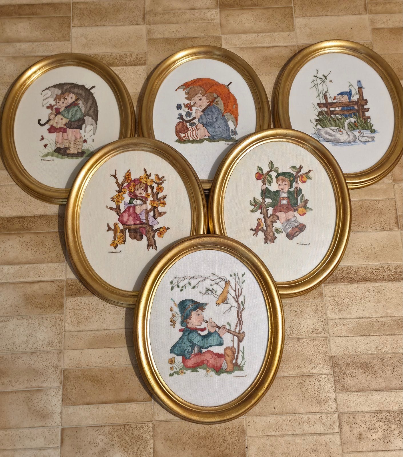 6 vintage Hummel Borduurwerken in Ovale Goudkleurige Lijsten, Ophalen, Minder dan 50 cm, Zo goed als nieuw, Schilderij
