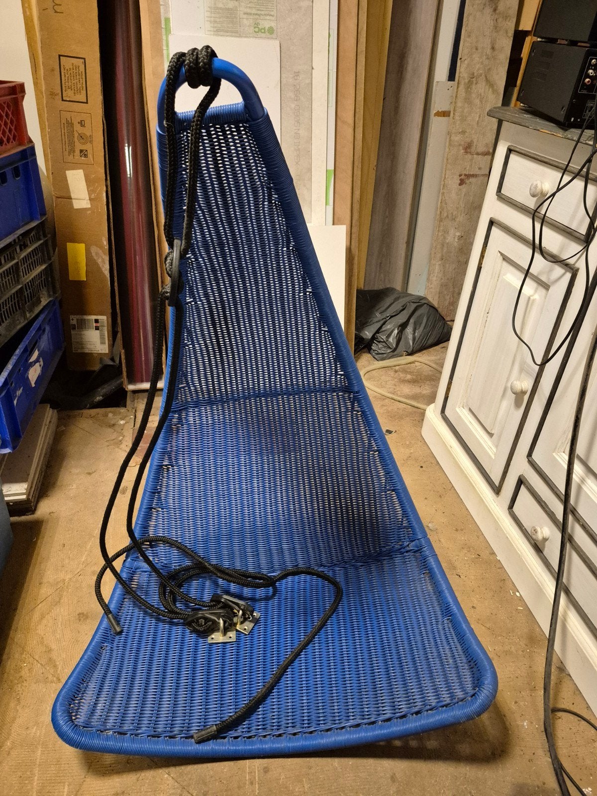 Blauwe hangstoel van riet/rotan, zo goed als nieuw, Huis en Inrichting, Stoelen, Ophalen, Blauw, Modern, Relaxed, Riet of Rotan
