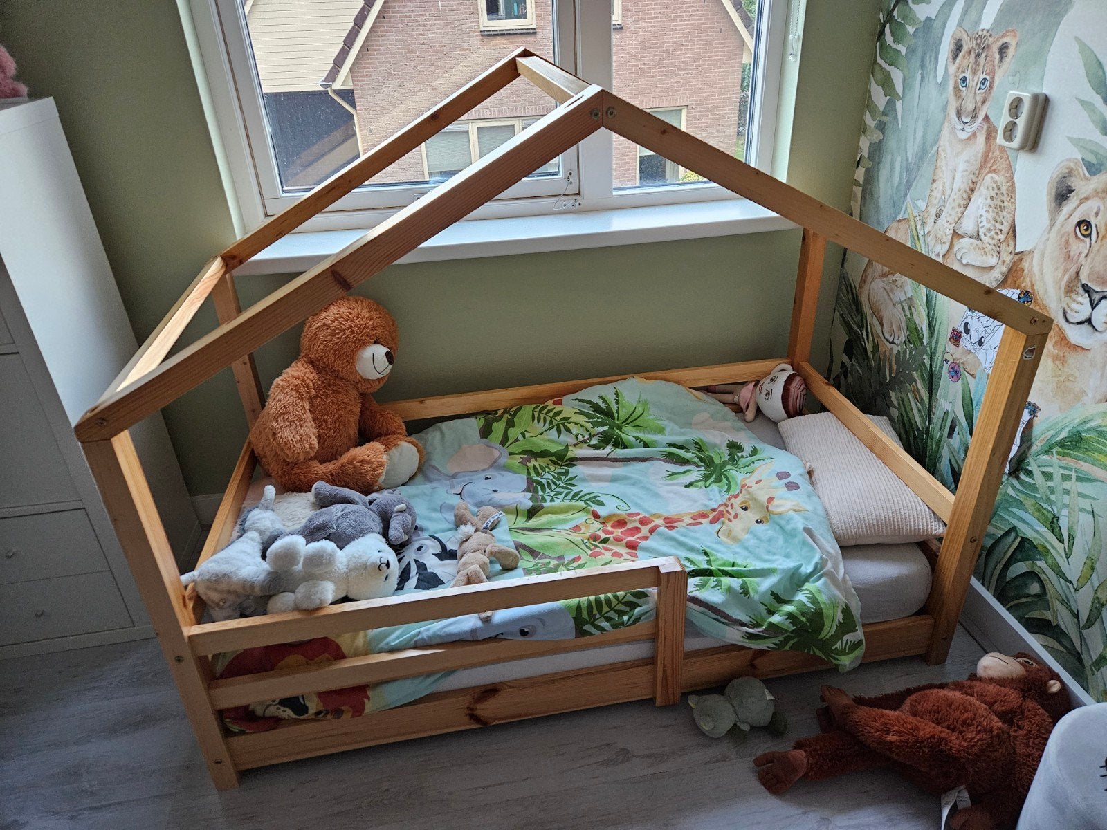 Peuterbed Huisje - 147x76x117 cm, Ophalen, Eenpersoons, 190 cm of minder, Zo goed als nieuw