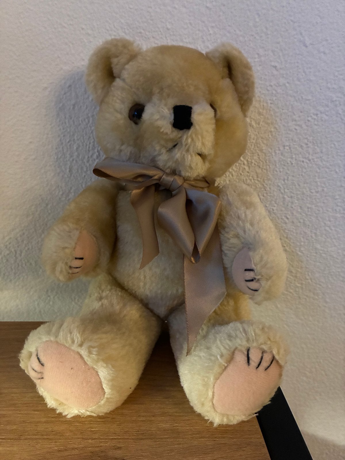 Schattige vintage teddybeer met strik, Kinderen en Baby's, Beer, Ophalen of Verzenden, Zo goed als nieuw, Middelgroot (20 tot 80 cm)