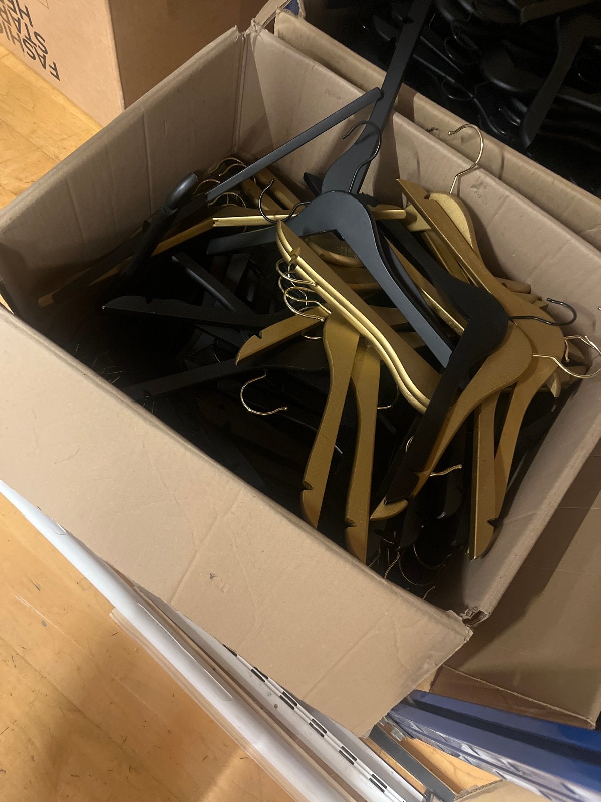 Doos vol zwarte en gouden kledinghangers, Ophalen of Verzenden, Gebruikt, Hout, Volwassenen