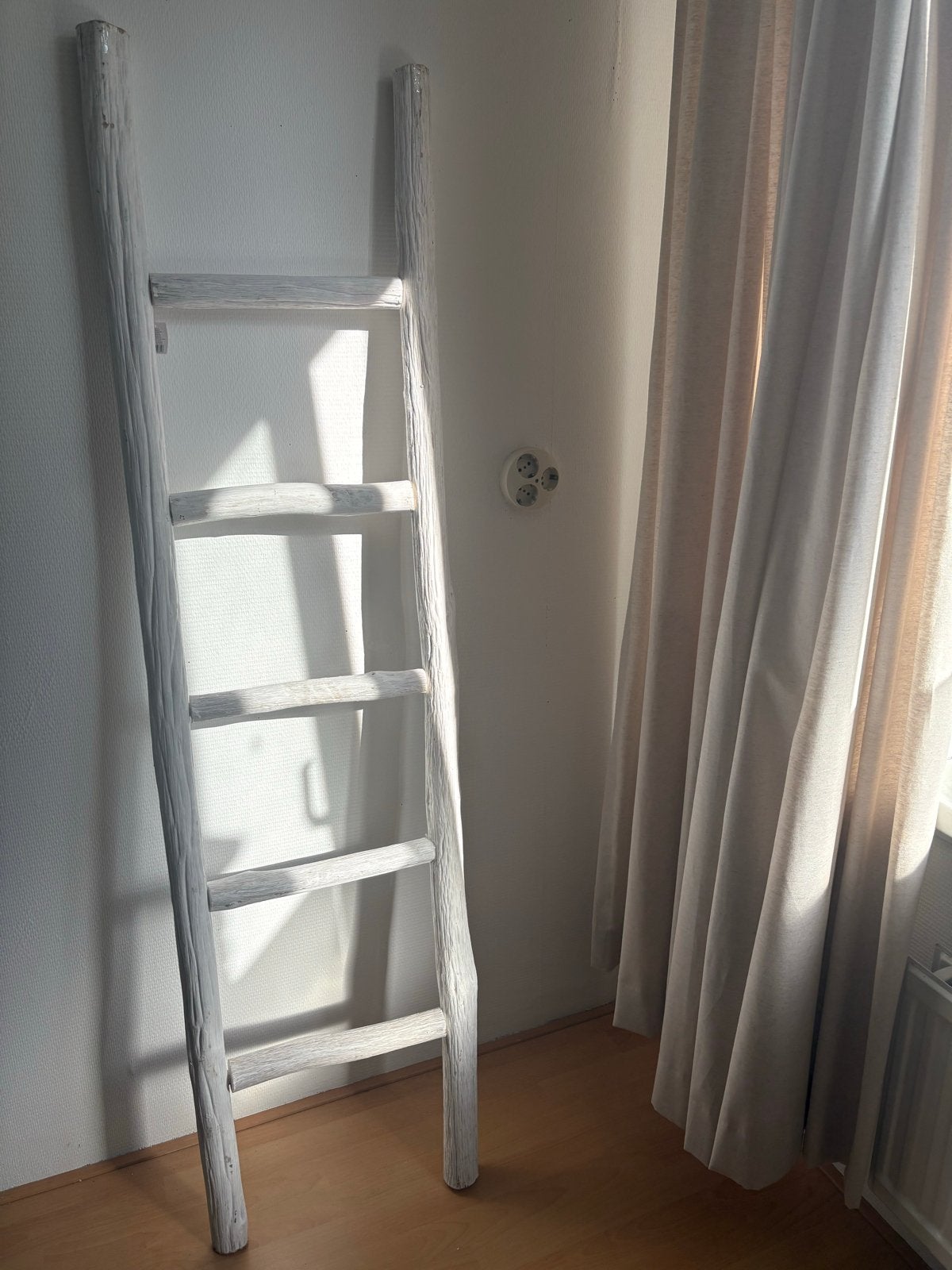 Decoratieve houten ladder - wit geverfd, Doe-het-zelf en Verbouw, Ophalen, Gebruikt, Ladder, 2 tot 4 meter