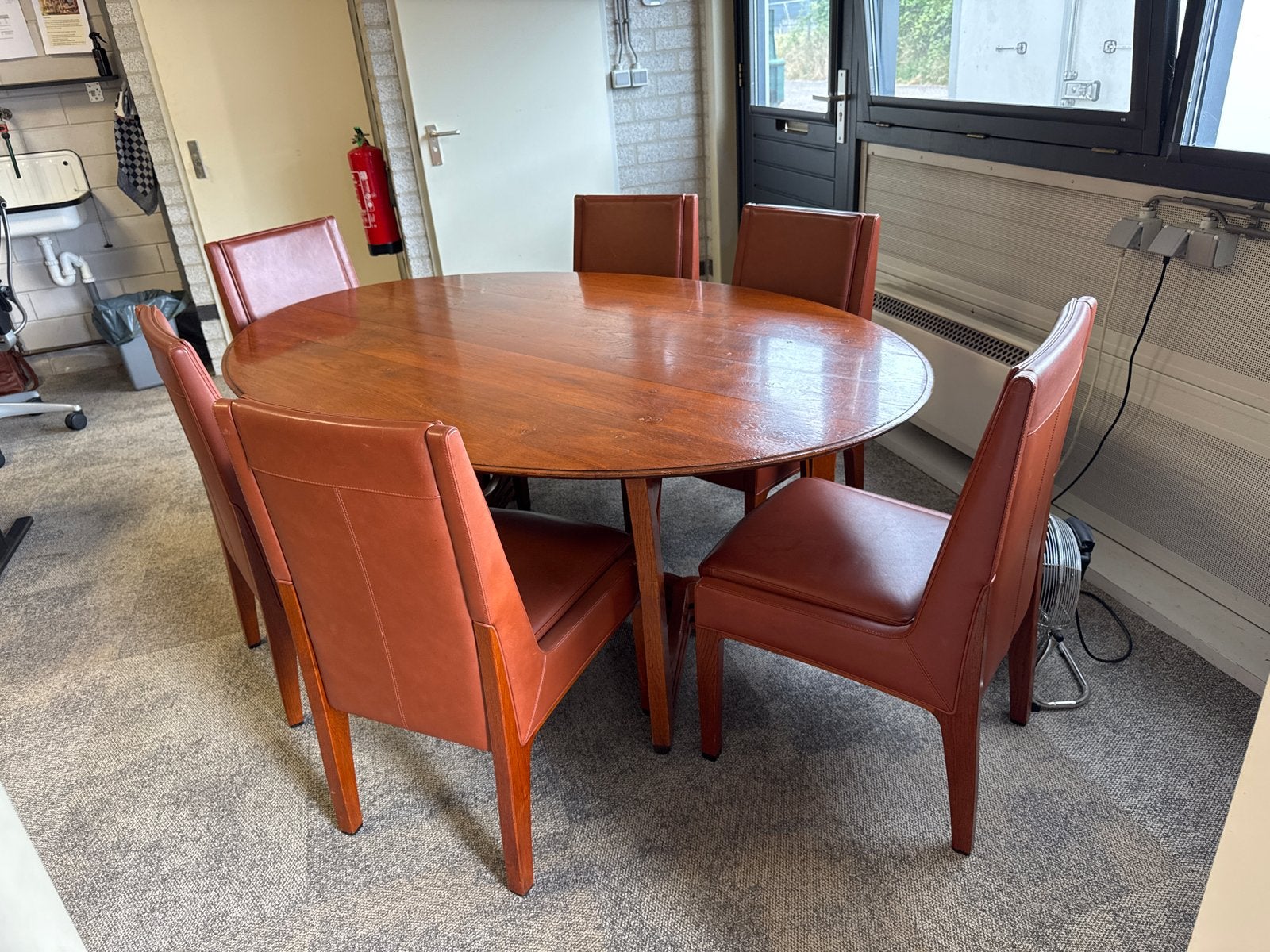Schuitema, Ovale eettafel met 6 leren stoelen, Huis en Inrichting, Tafels | Eettafels, Ophalen, Gebruikt, 100 tot 150 cm, 150 tot 200 cm